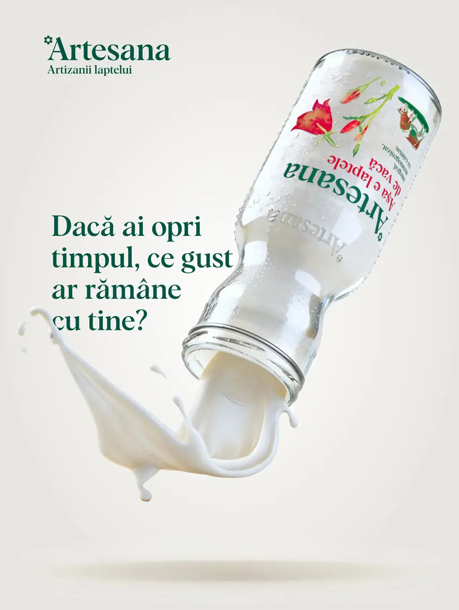 Sticlă de lapte Artesana, înclinată, din care se varsă un val de lapte proaspăt, pe fundal alb, alături de mesajul „Dacă ai opri timpul, ce gust ar rămâne cu tine?” – imagine de campanie pentru lapte artizanal Artesana.