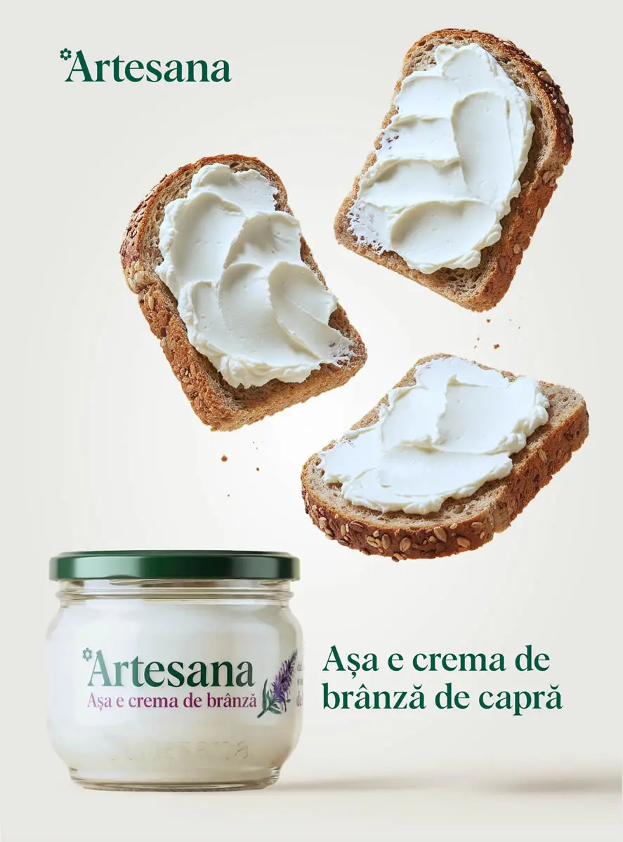 Borcan de cremă de brânză de capră Artesana, cu felii de pâine integrală unse cu cremă fină, prezentate pe fundal deschis.