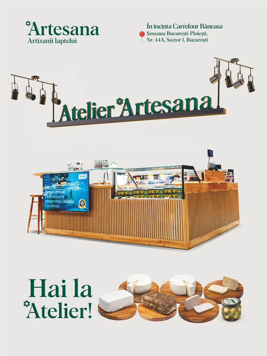 Stand Atelier Artesana amplasat în incinta Carrefour Băneasa, București, cu vitrină frigorifică din lemn și sticlă, logo „Artesana – Artizanii laptelui” și mesajul „Hai la Atelier!”. În prim-plan sunt expuse pe platouri din lemn produse lactate artizanale: brânzeturi maturate și proaspete, telemea, caș, unt și borcan cu specialitate Artesana. Pe stand apare mențiunea „integral, neomogenizat, pasteurizat la temperatură blândă, cu caimac”.