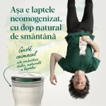 Sticlă de lapte Artesana neomogenizat cu dop natural de smântână (caimac), prezentată într-o campanie creativă Artesana – Artizanii laptelui, care explică textura naturală a laptelui.