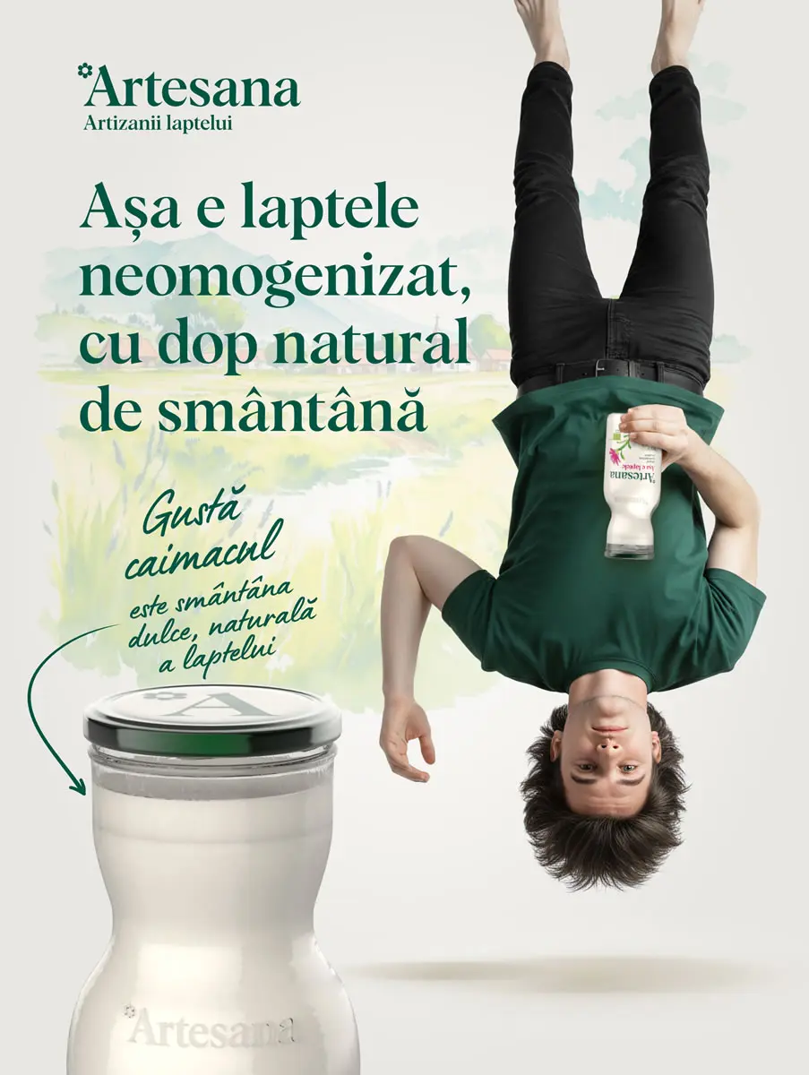 Sticlă de lapte Artesana neomogenizat cu dop natural de smântână (caimac), prezentată într-o campanie creativă Artesana – Artizanii laptelui, care explică textura naturală a laptelui.