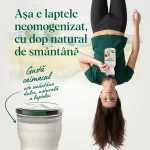 Sticlă de lapte Artesana neomogenizat cu dop natural de smântână (caimac), alături de o femeie ținând sticla cu capul în jos; mesaj despre lapte natural și caimacul laptelui.
