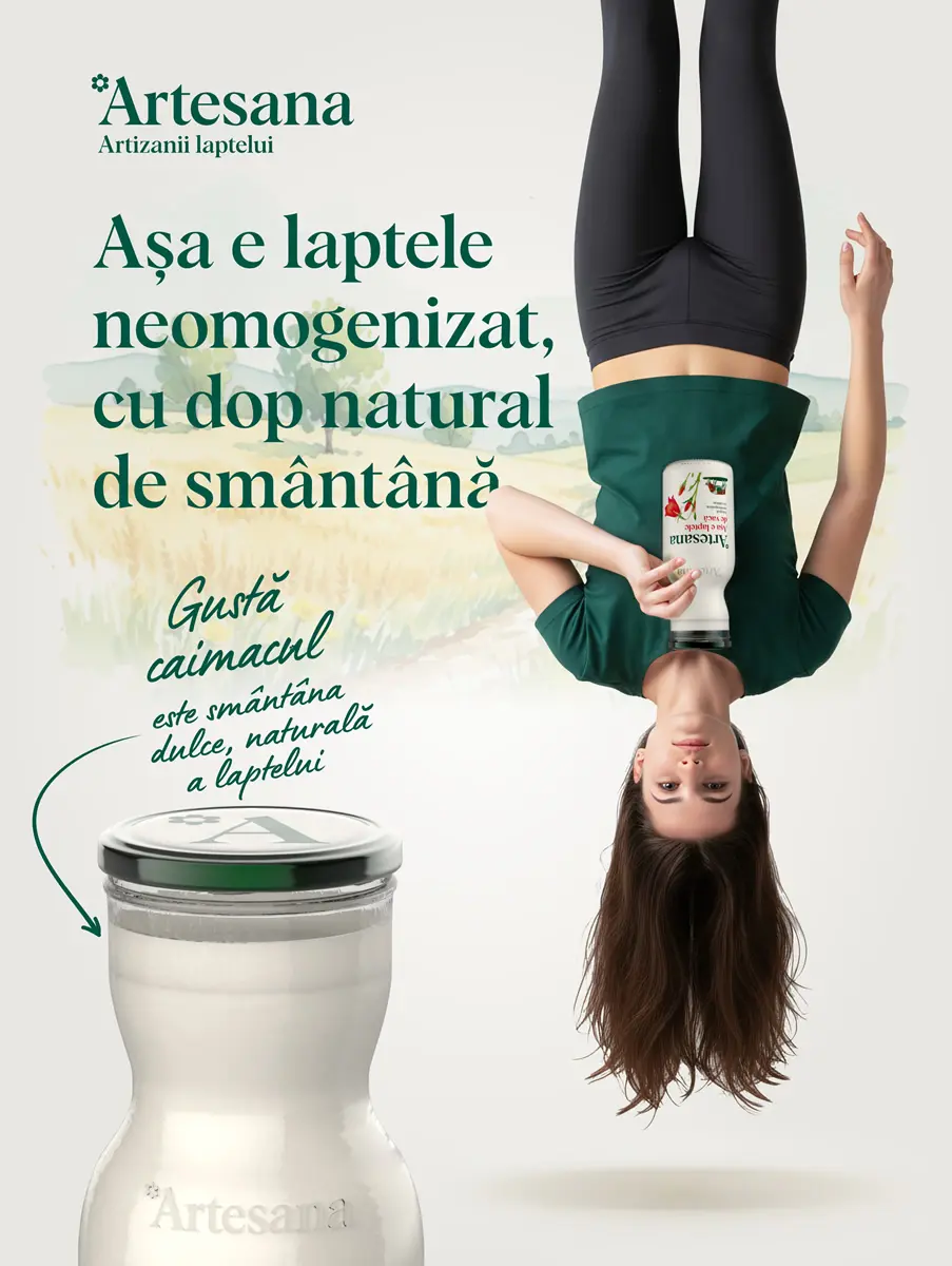Sticlă de lapte Artesana neomogenizat cu dop natural de smântână (caimac), alături de o femeie ținând sticla cu capul în jos; mesaj despre lapte natural și caimacul laptelui.