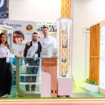Echipa Artesana la târgul internațional Alimentaria, prezentând produse lactate artizanale în stand modern cu vitrină frigorifică și branding vizibil Artesana