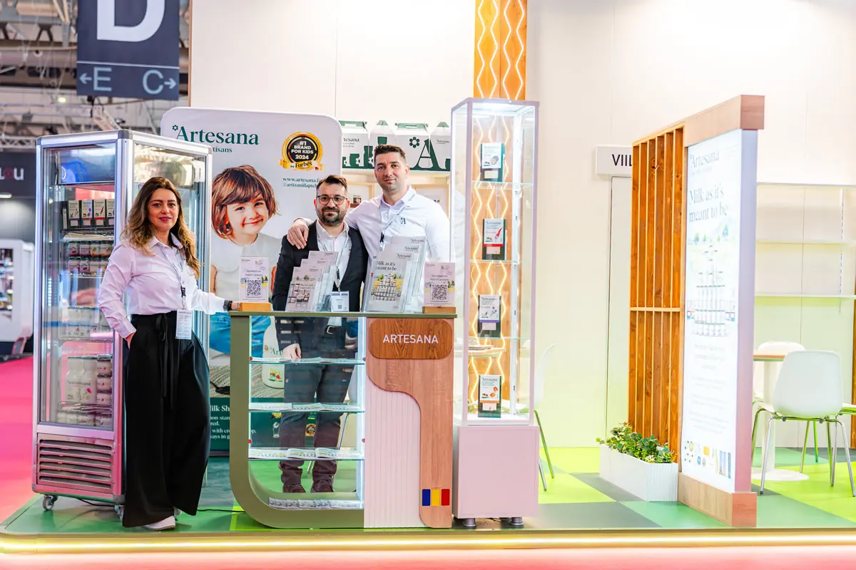 Echipa Artesana la târgul internațional Alimentaria, prezentând produse lactate artizanale în stand modern cu vitrină frigorifică și branding vizibil Artesana