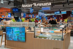 Stand Atelier Artesana într-un supermarket – degustare de produse lactate artizanale Artesana și prezentare de iaurturi, lapte și brânzeturi în cadrul unui eveniment special de 8 Martie.