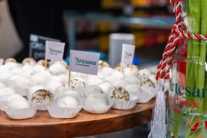 Degustare de brânză proaspătă Artesana – bile de brânză din lapte de capră și vacă prezentate pe platou în cadrul atelierului de degustare Artesana din supermarket.