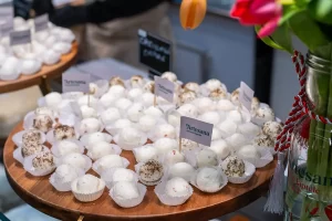 Degustare de brânză proaspătă Artesana – bile de brânză din lapte de capră și vacă prezentate pe platou în cadrul atelierului de degustare Artesana din supermarket.