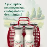 Sticle de lapte Artesana neomogenizat, cu dop natural de smântână, în ladă roșie tradițională, pe fundal de peisaj rural – lapte de vacă artizanal