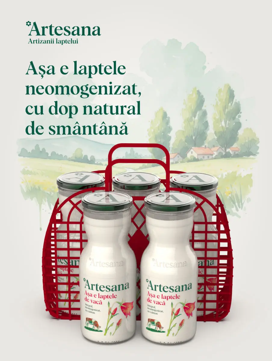 Sticle de lapte Artesana neomogenizat, cu dop natural de smântână, în ladă roșie tradițională, pe fundal de peisaj rural – lapte de vacă artizanal
