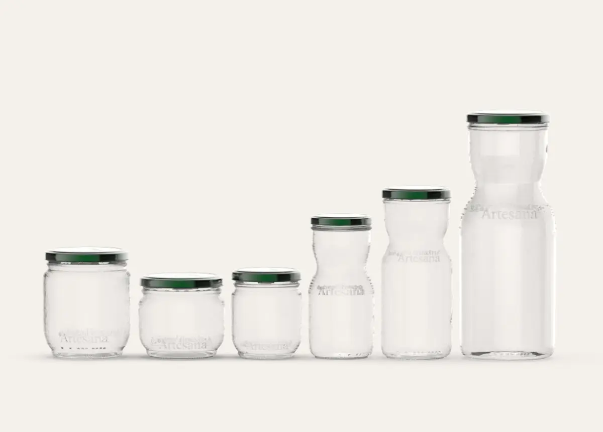 Ambalaje din sticlă Artesana pentru lactate – borcane și sticle din sticlă reciclabile, disponibile în mai multe dimensiuni, folosite pentru lapte, iaurt, kefir, sana și alte produse lactate minim procesate.