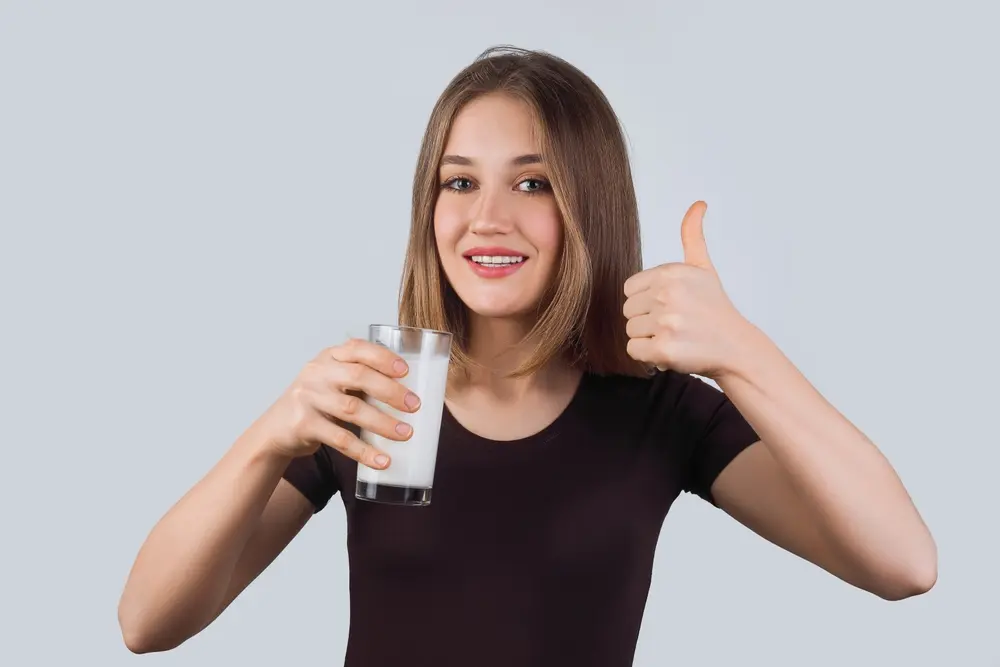 imagine cu o persoana sensibila la lactoza care consuma kefir