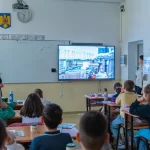 Elevi urmăresc o prezentare despre procesarea laptelui și fabrica Artesana, în cadrul unei activități educaționale desfășurate la școală.