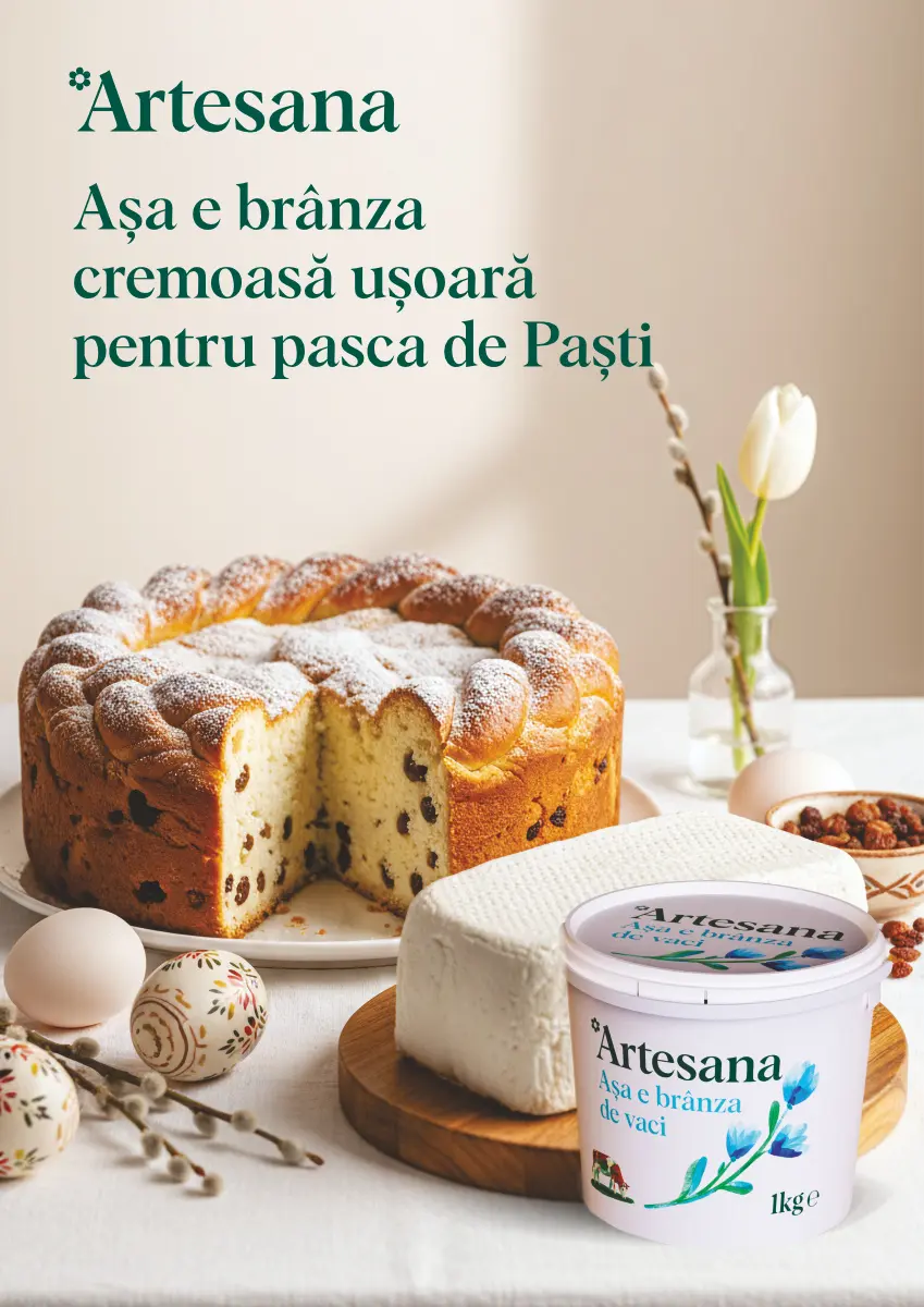 Brânză proaspătă de vaci Artesana, cremoasă, lângă pască tradițională de Paști cu stafide, ouă decorate și decor de primăvară