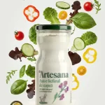 Kefir de capră Artesana din lapte integral neomogenizat, în borcan de sticlă, înconjurat de legume proaspete – roșii, castravete, salată și ardei – simbol al unui produs natural și sănătos