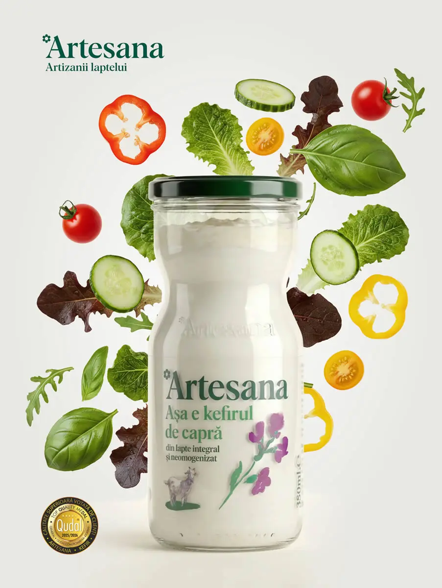 Kefir de capră Artesana din lapte integral neomogenizat, în borcan de sticlă, înconjurat de legume proaspete – roșii, castravete, salată și ardei – simbol al unui produs natural și sănătos