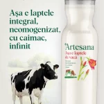 Sticlă de lapte de vacă Artesana, integral și neomogenizat, cu caimac, alături de o vacă alb-negru, pe fundal minimalist – produs natural din gama Artesana
