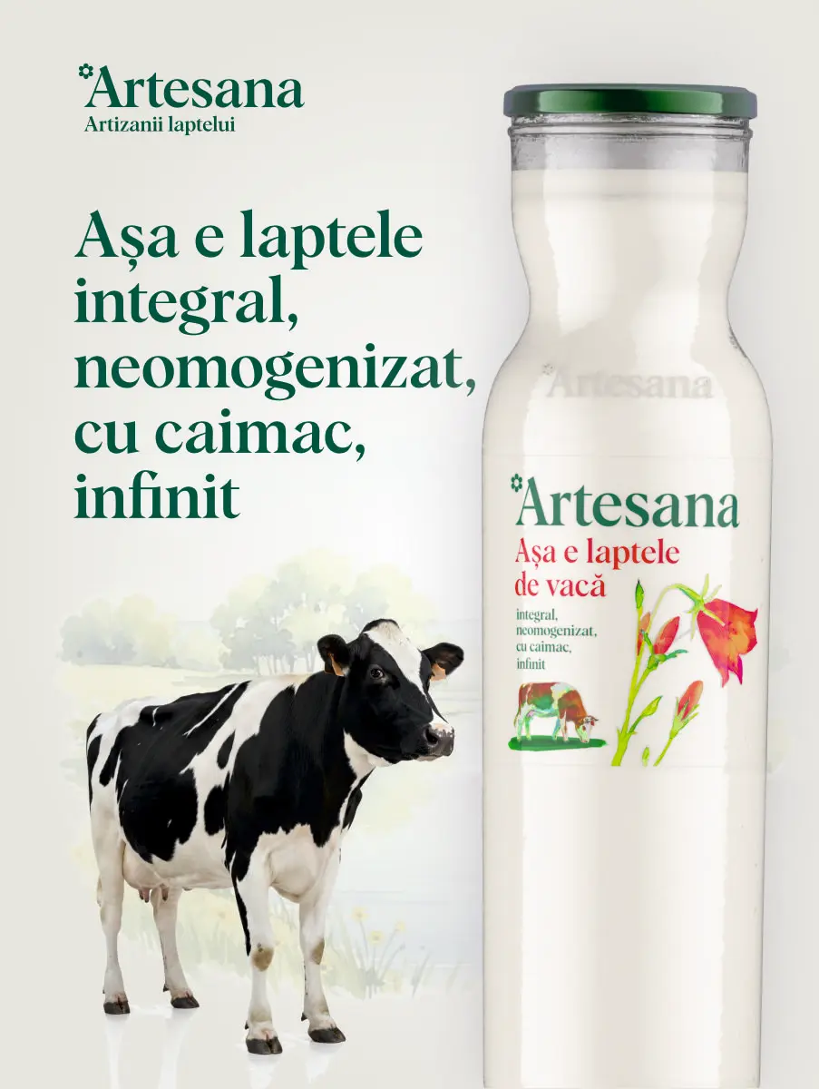 Sticlă de lapte de vacă Artesana, integral și neomogenizat, cu caimac, alături de o vacă alb-negru, pe fundal minimalist – produs natural din gama Artesana