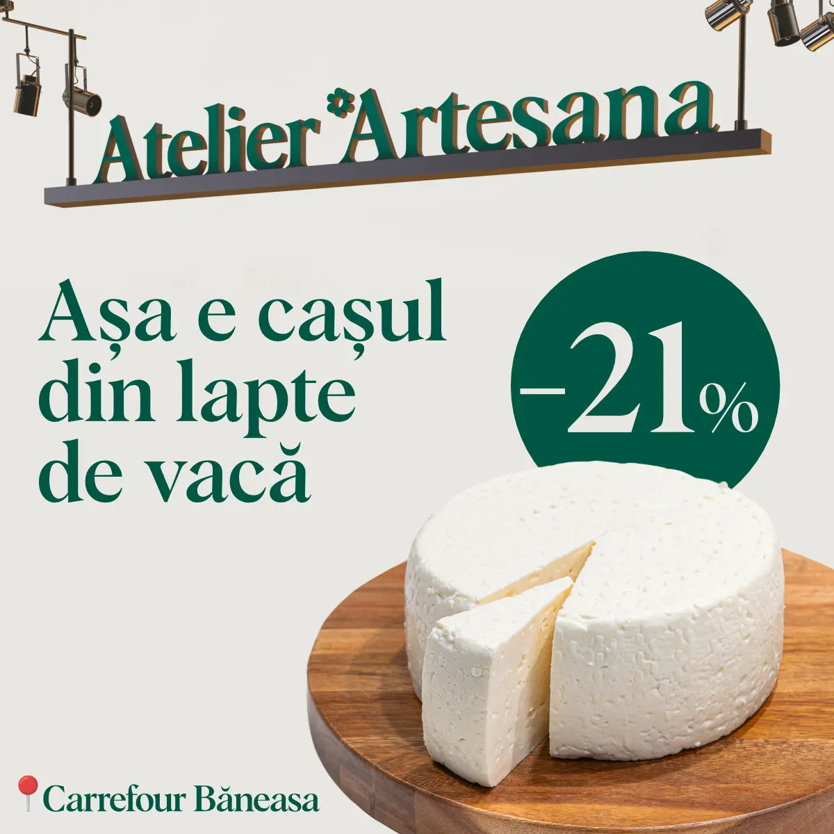 Atelier Artesana – caș proaspăt din lapte de vacă, prezentat pe suport din lemn, cu mesaj promoțional „-21%” în magazin Carrefour Băneasa, produs artizanal natural