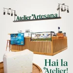 Stand Artesana „Atelier Artesana” din Carrefour Băneasa, București, cu vitrină de produse lactate artizanale și bucată de brânză proaspătă pe platou, invitație la cumpărături pentru 1 Mai