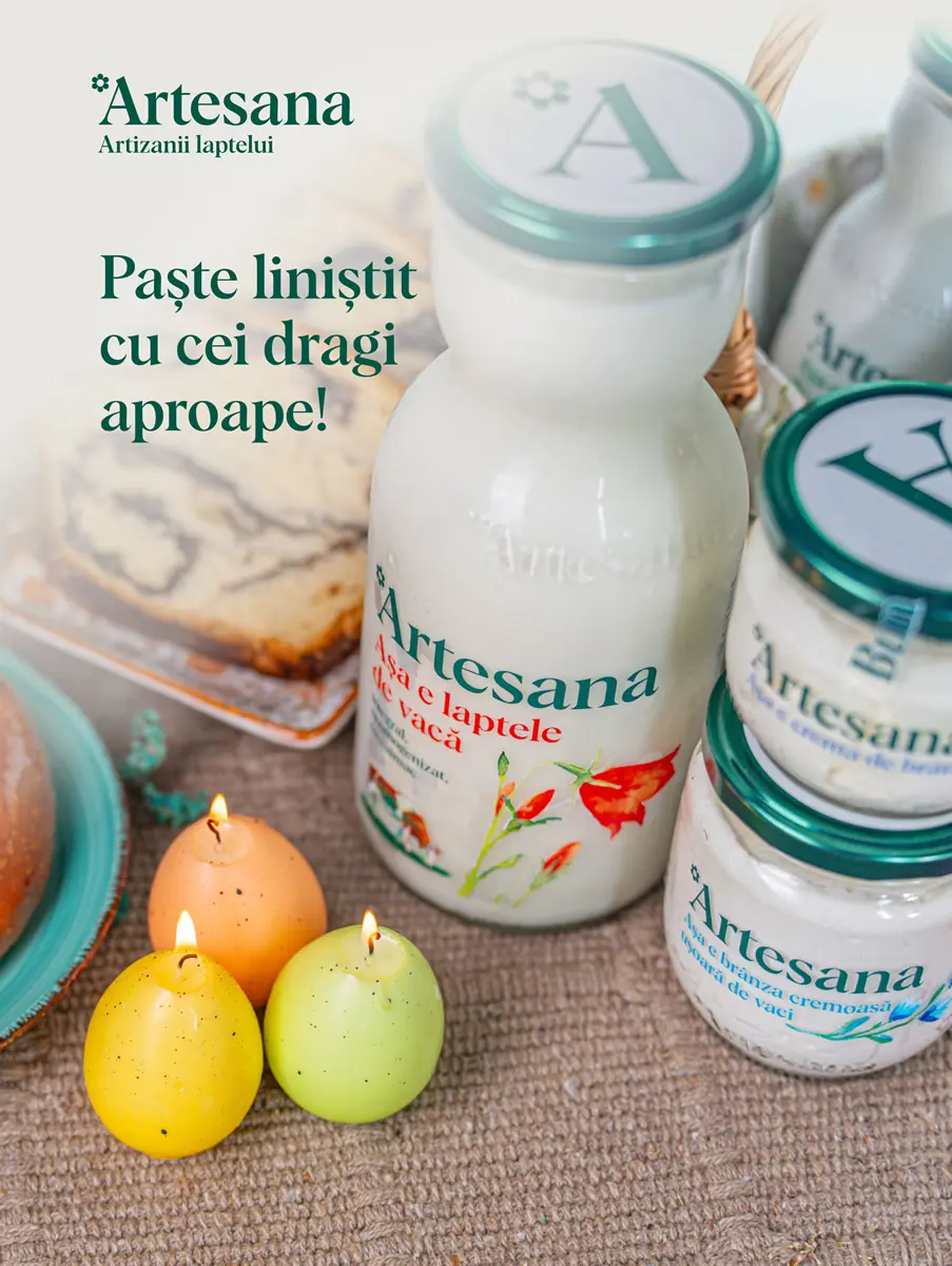 Produse lactate Artesana – lapte și brânză cremoasă de vacă în borcane de sticlă, alături de cozonac și lumânări de Paște, atmosferă caldă de sărbătoare în familie