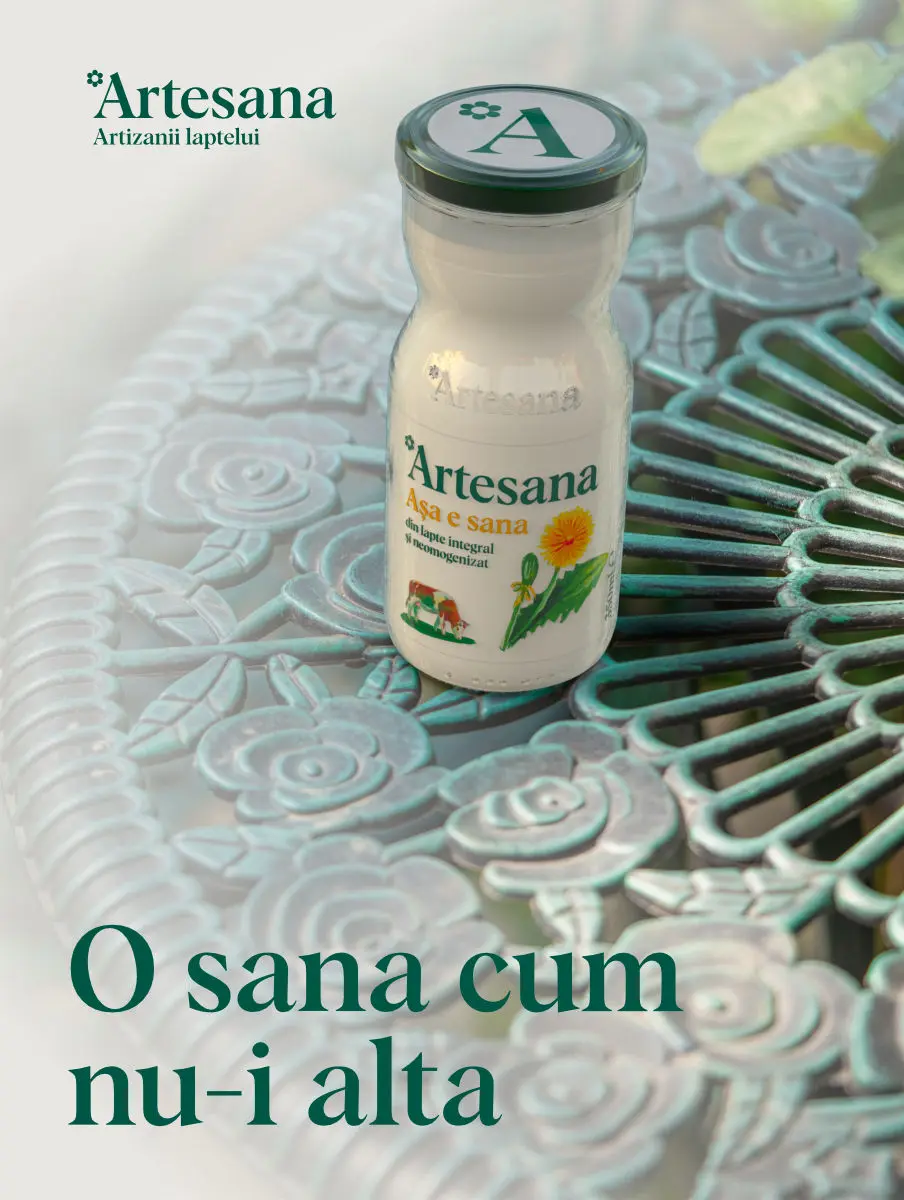 Sana Artesana din lapte integral neomogenizat, în sticlă, pe masă decorativă – produs artizanal românesc „O sana cum nu-i alta”