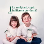 Copii zâmbitori ținând sticle de lapte Artesana într-o imagine dedicată Zilei Copilului, cu mesajul „La mulți ani, copii, indiferent de vârstă!”, promovând laptele natural Artesana și valorile brandului Artizanii laptelui.