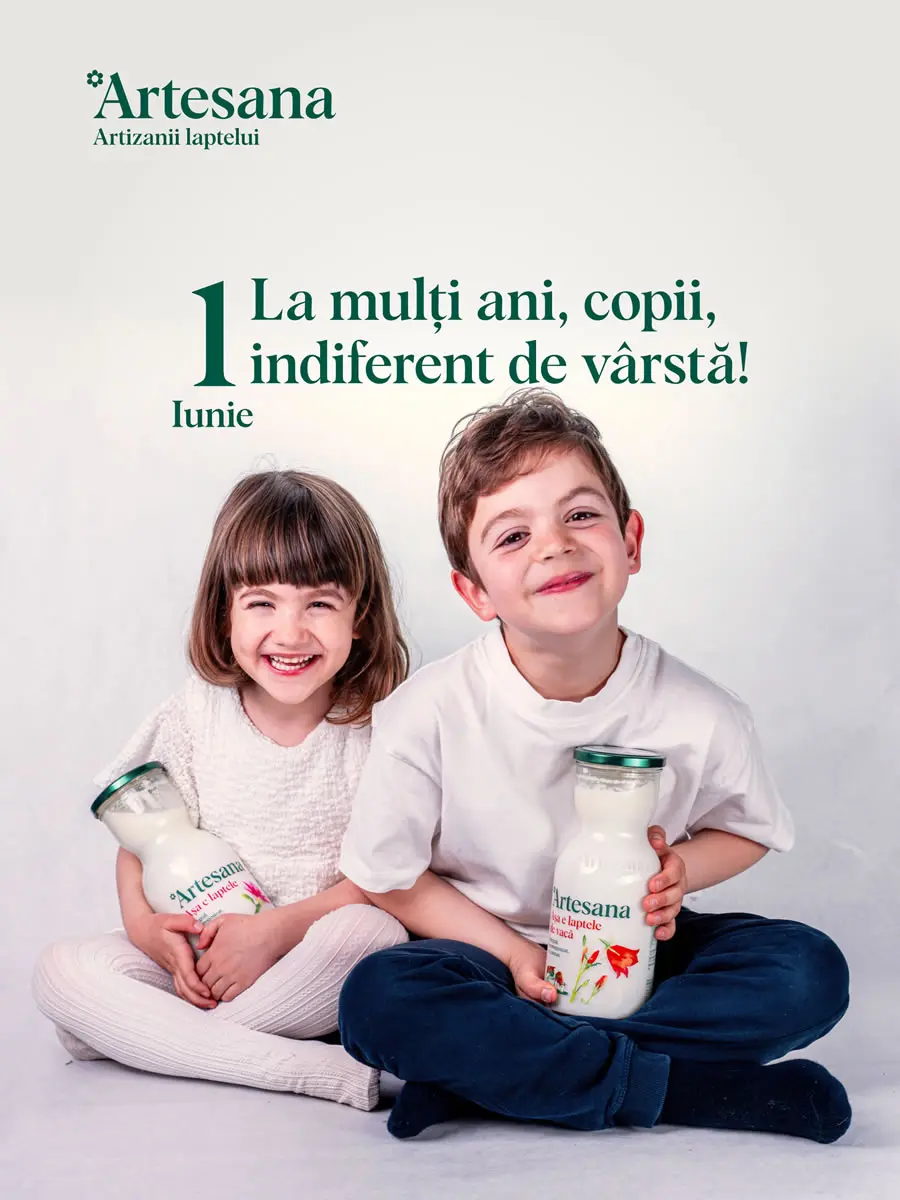 Copii zâmbitori ținând sticle de lapte Artesana într-o imagine dedicată Zilei Copilului, cu mesajul „La mulți ani, copii, indiferent de vârstă!”, promovând laptele natural Artesana și valorile brandului Artizanii laptelui.