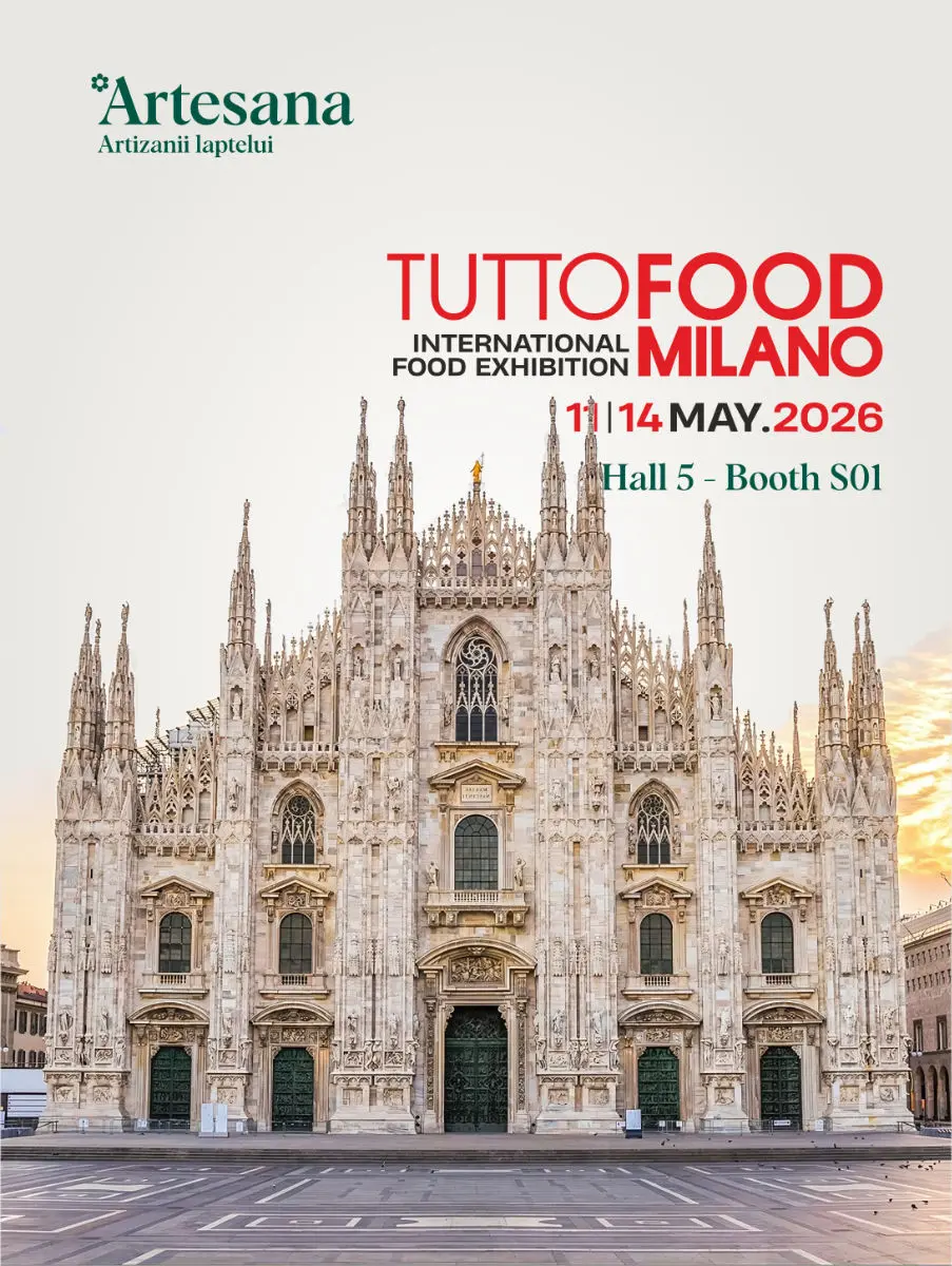 Vizual promoțional Artesana care anunță participarea la TuttoFood Milano 2026, expoziția internațională dedicată industriei alimentare, desfășurată la Milano în perioada 11–14 mai 2026. Imaginea include logo-ul Artesana și sloganul „Artizanii laptelui” în colțul din stânga sus, logo-ul TuttoFood Milano în roșu și negru în partea superioară centrală și informațiile despre locație „Hala 5 – Stand S01”. Fundalul este dominat de o imagine frontală a celebrului Dom din Milano (Duomo di Milano), surprins la răsărit, într-o lumină caldă și elegantă.