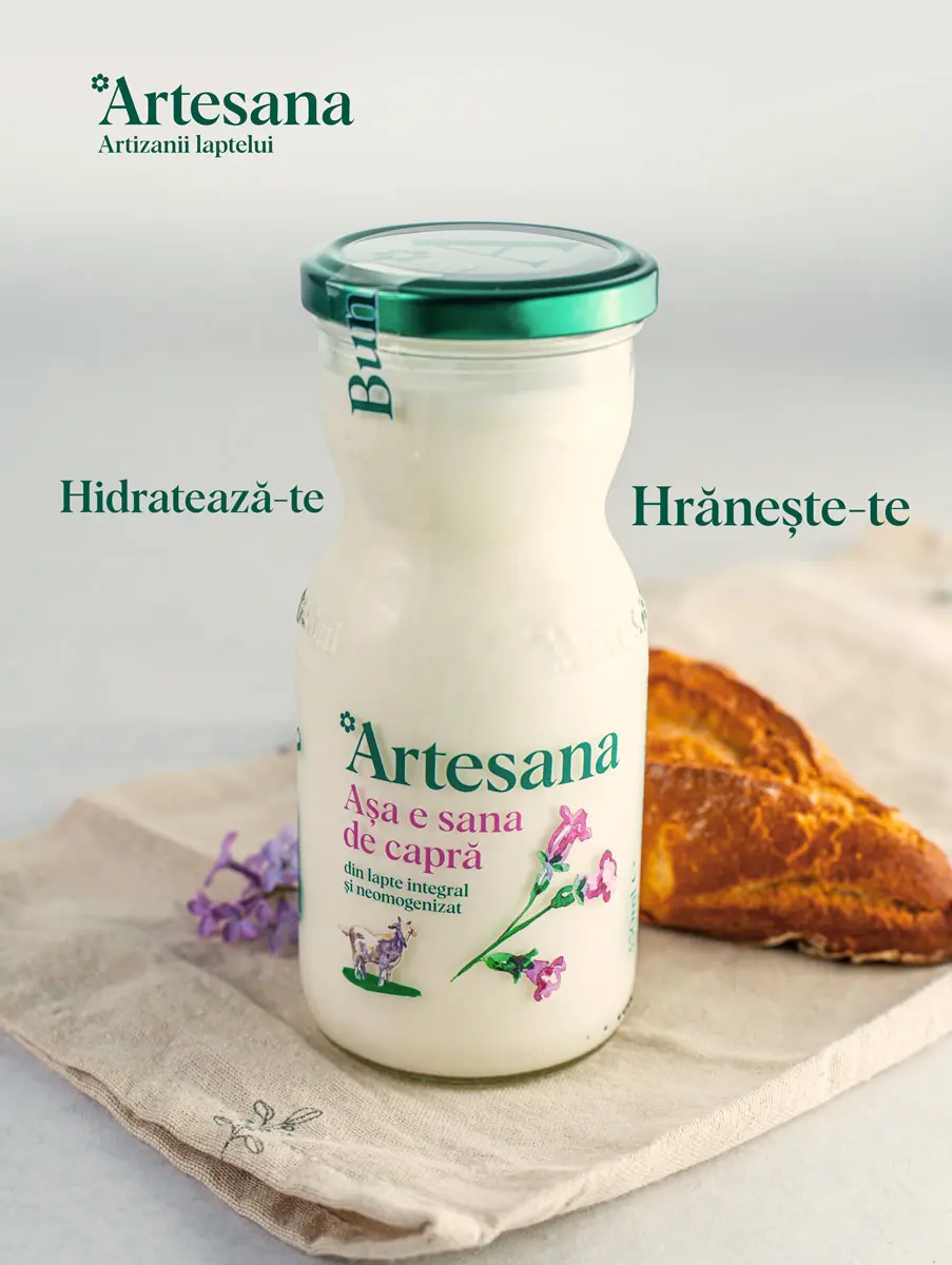 Sticlă de sana de capră Artesana din lapte integral și neomogenizat, așezată pe o pânză naturală lângă un croissant, cu mesajele „Hidratează-te” și „Hrănește-te”, promovând produse lactate artizanale naturale.