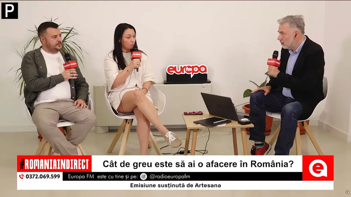 Daniel Donici și Alina Donici, fondatorii Artesana, alături de Cătălin Striblea în timpul unei transmisiuni live Europa FM – România în Direct, realizată în fabrica Artesana, producător român de lactate artizanale premium.