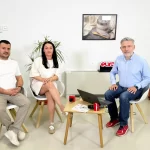 Daniel Donici și Alina Donici, fondatorii Artesana, alături de Cătălin Striblea în timpul unei transmisiuni live Europa FM – România în Direct, realizată în fabrica Artesana, producător român de lactate artizanale premium.