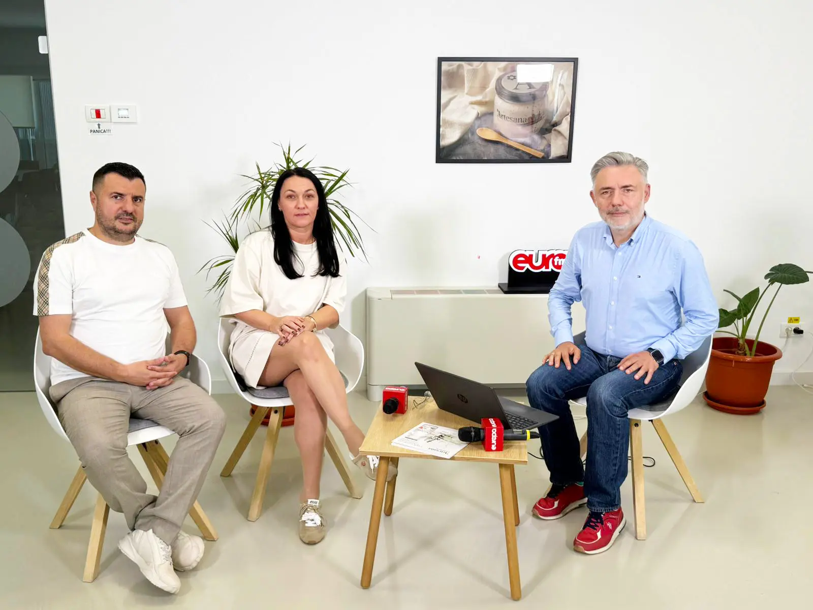 Daniel Donici și Alina Donici, fondatorii Artesana, alături de Cătălin Striblea în timpul unei transmisiuni live Europa FM – România în Direct, realizată în fabrica Artesana, producător român de lactate artizanale premium.
