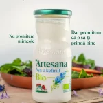 Kefir bio Artesana în sticlă, produs lactat artizanal din lapte fermentat, pe fundal cu salată proaspătă – mesaj: nu promitem miracole, dar promitem că îți prinde bine