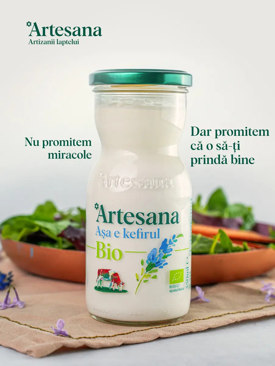 Kefir bio Artesana în sticlă, produs lactat artizanal din lapte fermentat, pe fundal cu salată proaspătă – mesaj: nu promitem miracole, dar promitem că îți prinde bine