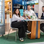 Lidia Mulțescu, Călin Sergiu Cuc și Iulian Donici reprezintă Artesana la târgul internațional Tutto Food Milano 2026, într-un stand cu produse lactate artizanale expuse.