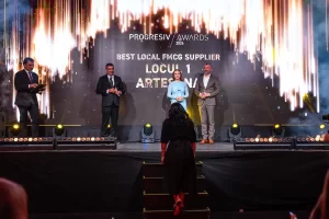 Artesana primește premiul „Best Local FMCG Supplier” – Locul 1 la Progresiv Awards 2026, reprezentanții companiei pe scenă în timpul ceremoniei de decernare a premiilor din industria FMCG din România.