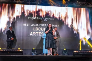 Alina Donici -fondatoare Artesana susține discursul de acceptare pe scena Progresiv Awards 2026, după câștigarea premiului Locul 1 la categoria „Best Local FMCG Supplier”, în cadrul uneia dintre cele mai importante competiții din industria FMCG din România.