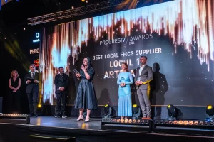 Alina Donici -fondatoare Artesana susține discursul de acceptare pe scena Progresiv Awards 2026, după câștigarea premiului Locul 1 la categoria „Best Local FMCG Supplier”, în cadrul uneia dintre cele mai importante competiții din industria FMCG din România.
