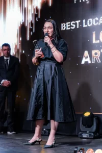 Alina Donici, fondatoarea Artesana, ține discursul de acceptare și prezintă trofeul câștigat la Progresiv Awards 2026, unde compania a obținut Locul 1 la categoria „Best Local FMCG Supplier”, o recunoaștere a excelenței în industria lactatelor din România.