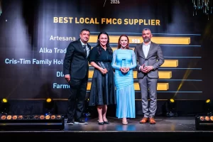Alina Donici, pozează cu trofeul Progresiv Awards 2026 după câștigarea Locului 1 la categoria „Best Local FMCG Supplier”, confirmând poziția brandului românesc de lactate artizanale printre cei mai apreciați furnizori FMCG din România.
