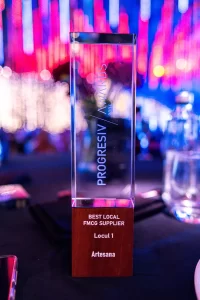 Trofeul Progresiv Awards 2026 acordat Artesana pentru Locul 1 la categoria „Best Local FMCG Supplier”, distincție care recunoaște performanța, calitatea și contribuția brandului românesc de lactate artizanale în industria FMCG din România.