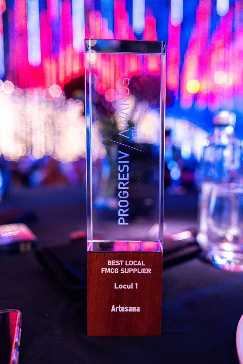 Trofeul Progresiv Awards 2026 acordat Artesana pentru Locul 1 la categoria „Best Local FMCG Supplier”, distincție care recunoaște performanța, calitatea și contribuția brandului românesc de lactate artizanale în industria FMCG din România.