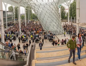 Vizitatori și expozanți la intrarea principală a târgului internațional Tutto Food Milano 2026, într-un spațiu modern aglomerat înainte de accesul în expoziție.