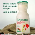 Sticlă de lapte de vacă Artesana, integral, neomogenizat și cu caimac, prezentată pe un fundal minimalist, alături de mesajul „Hrana simplă încă are multe de spus. Așa e laptele”. Produs lactat artizanal ambalat în sticlă reciclabilă.