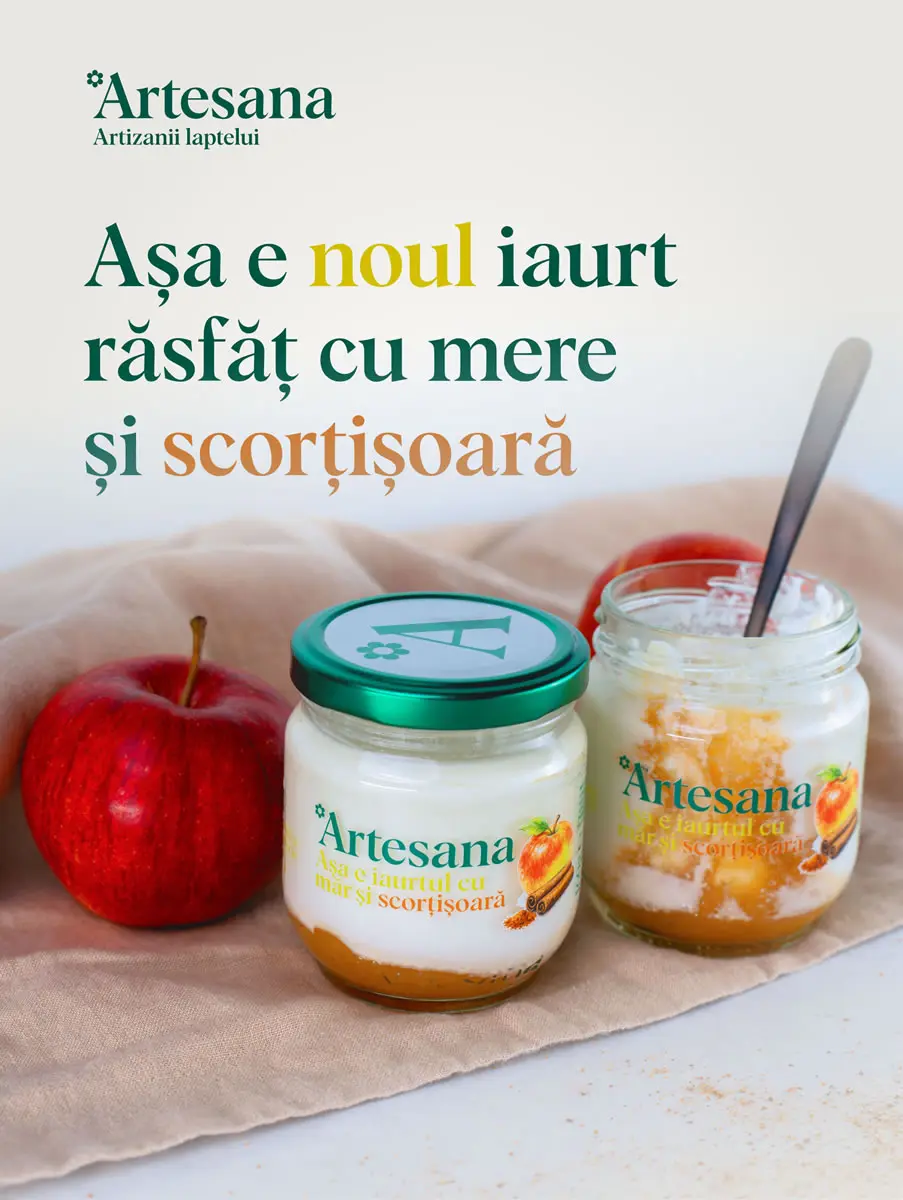 Noul iaurt Artesana cu măr și scorțișoară în borcan de sticlă, realizat din lapte integral pasteurizat la temperatură blândă, servit alături de mere proaspete și evidențiat ca desert lactat natural cu gust autentic și ingrediente simple.