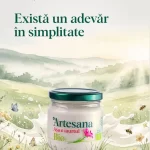 Iaurt Bio Artesana din lapte bio 100% românesc, integral, neomogenizat și pasteurizat la temperatură blândă, ambalat în borcan de sticlă, ilustrat într-un peisaj natural cu flori de câmp și mesajul „Există un adevăr în simplitate”.