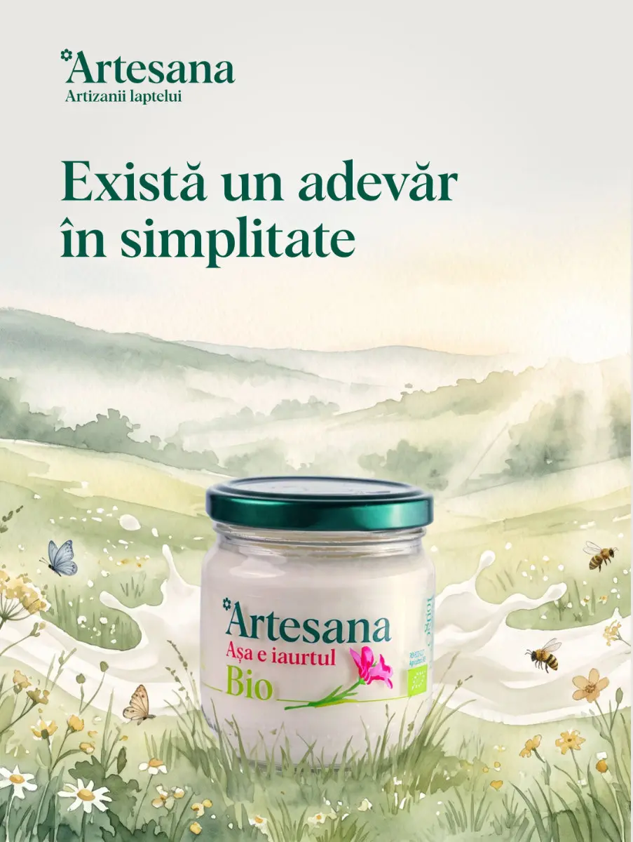 Iaurt Bio Artesana din lapte bio 100% românesc, integral, neomogenizat și pasteurizat la temperatură blândă, ambalat în borcan de sticlă, ilustrat într-un peisaj natural cu flori de câmp și mesajul „Există un adevăr în simplitate”.