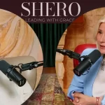Alina Donici, cofondatoare Artesana, și Alessandra Stoicescu în timpul unei discuții despre antreprenoriat, industria alimentară și dezvoltarea brandului românesc Artesana, în cadrul unui podcast filmat în studio.