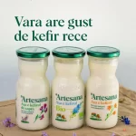 Trei sticle de kefir Artesana din lapte integral și neomogenizat – kefir de vacă, kefir Bio și kefir de capră – așezate pe o pânză din in, decorate cu flori de vară. În partea de sus apare mesajul „Vara are gust de kefir rece”, iar în colț este logo-ul Artesana – Artizanii laptelui.